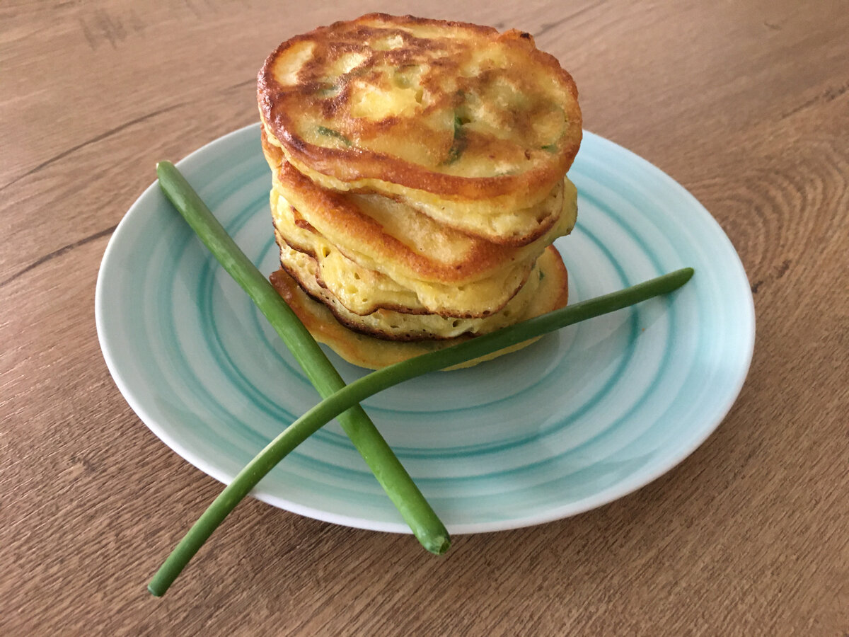 Оладьи с луком и яйцом, приготовленные на рисовой и кукурузной муке в соотношении 70/30