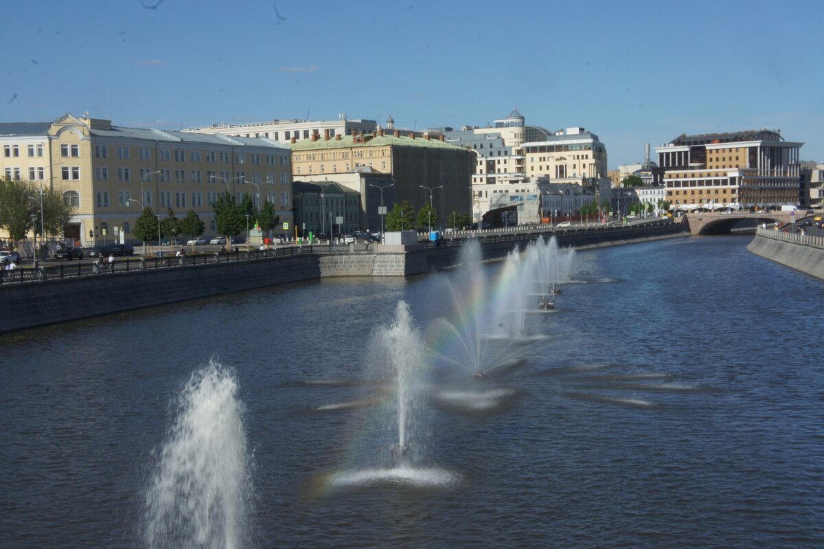 Плавающий фонтан у Лужков Моста (вид с моста Влюблённых)