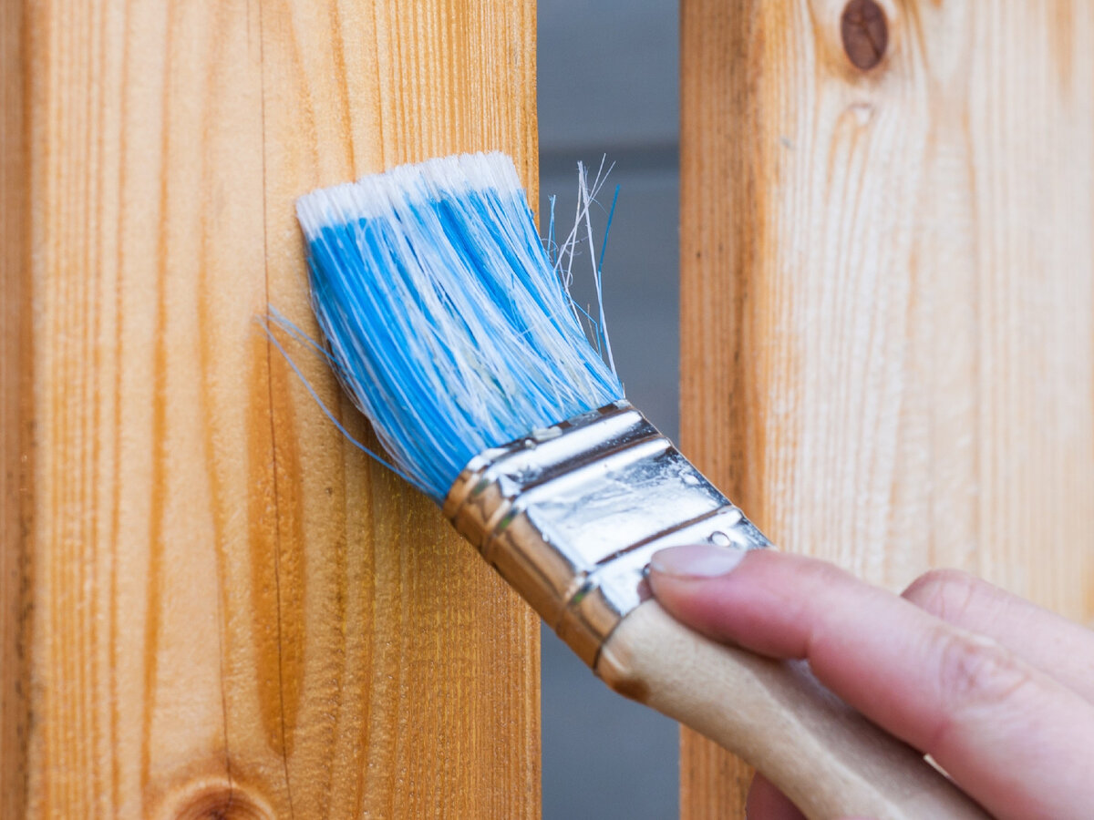 Такие пропитки обычно бесцветные и не оставляют на материале заметных следов