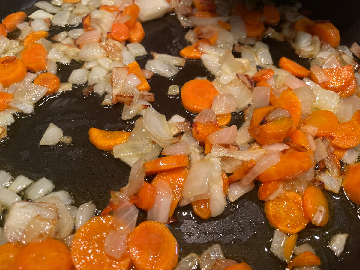 Жарим лук и морковь на рафинированном оливковом масле