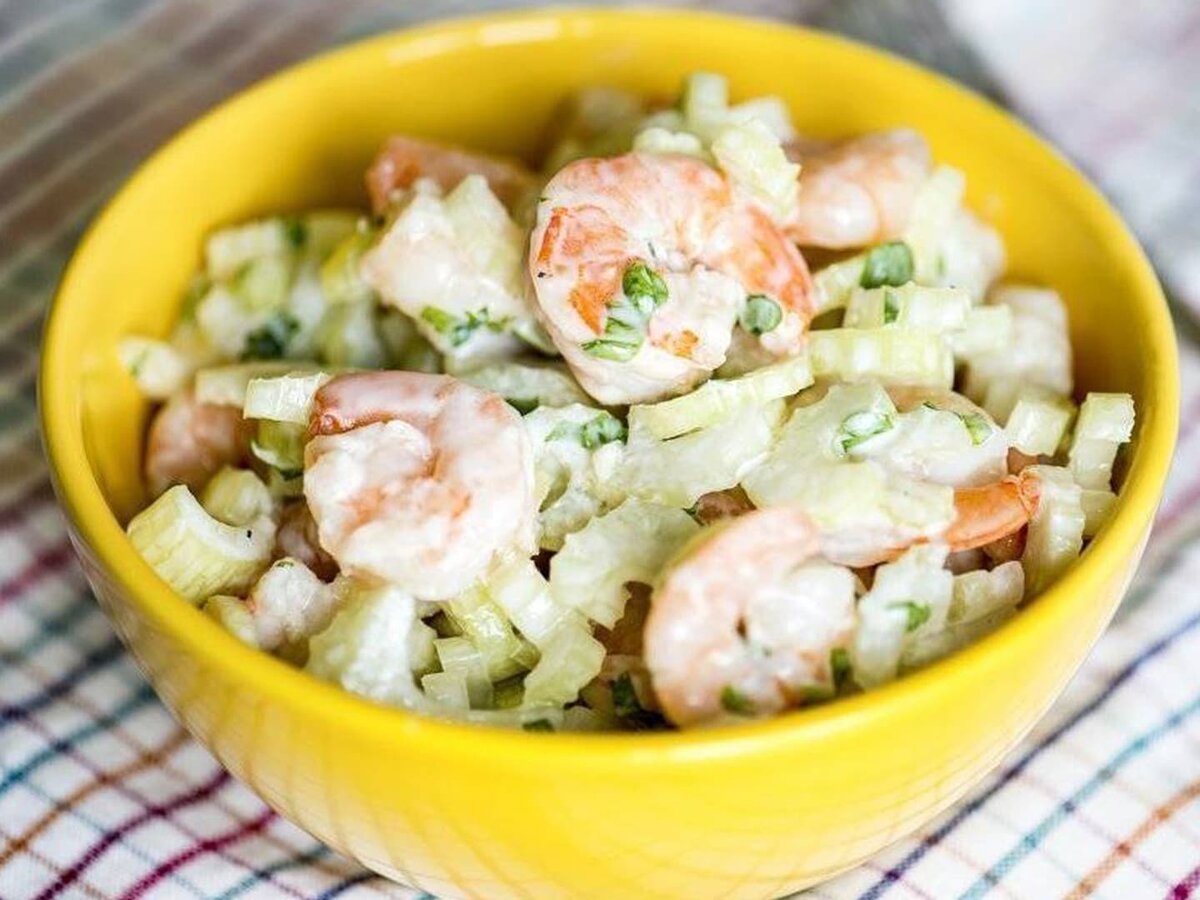 Салат из сельдерея и креветок. Морепродукты из мексики. Салат с кальмарами и свежими овощами. Салат волна. Сельдерей с морепродуктами.