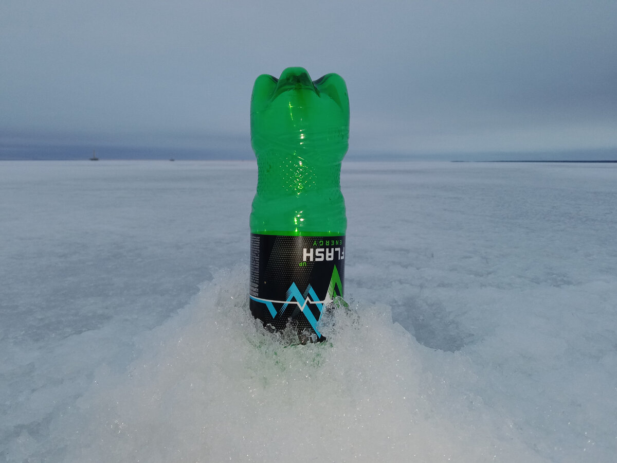 Ну или вот такие вот ориентиры в четырех километрах от берега )) Само собой, в конце сезона был доставлен на берег и утилизирован!!! 