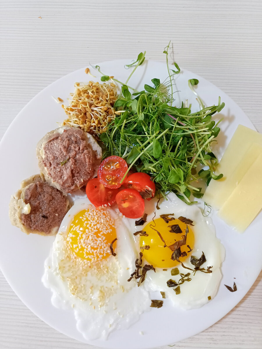 Правильный завтрак - это тоже забота о себе. Чудесная композиция от Евгении Трефоловой.