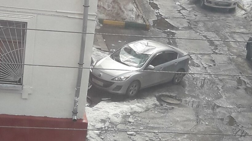    В Подольске глыба льда упала с крыши здания и повредила припаркованное авто ©Елизавета Архипова