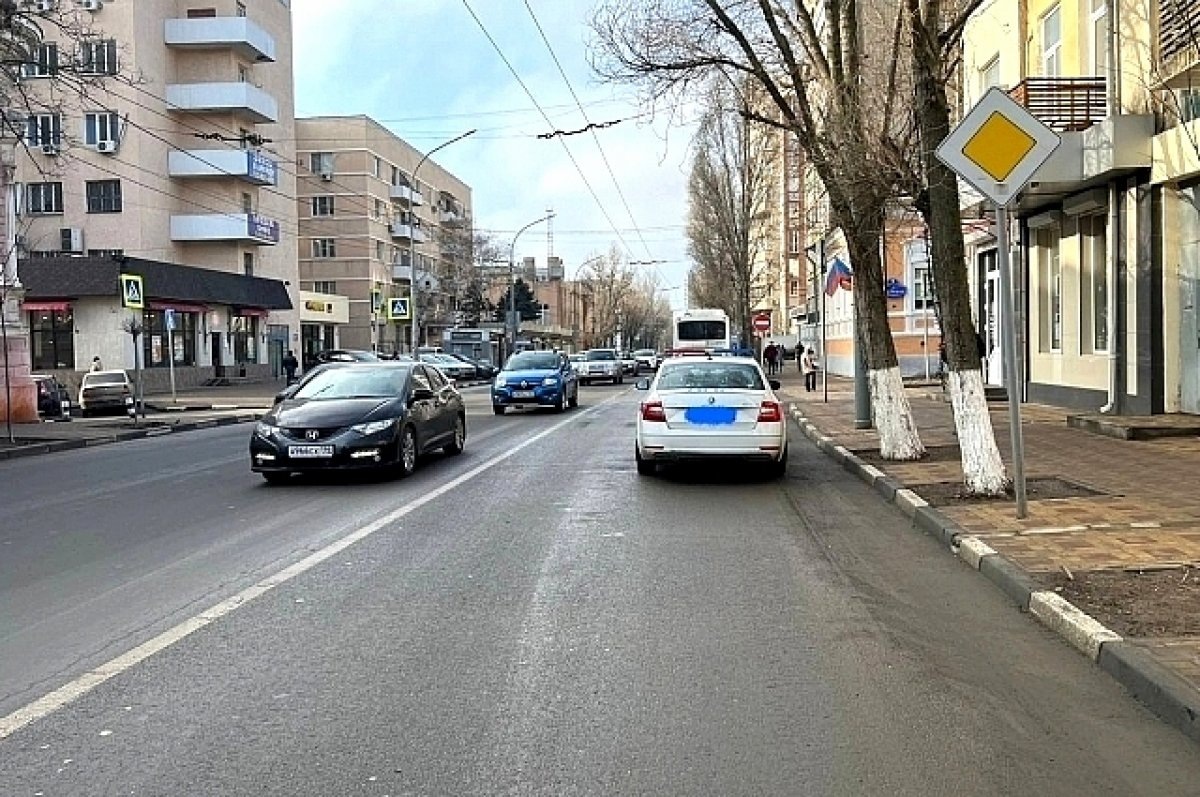    В Ростове 57-летняя женщина получила ушиб таза при торможении автобуса