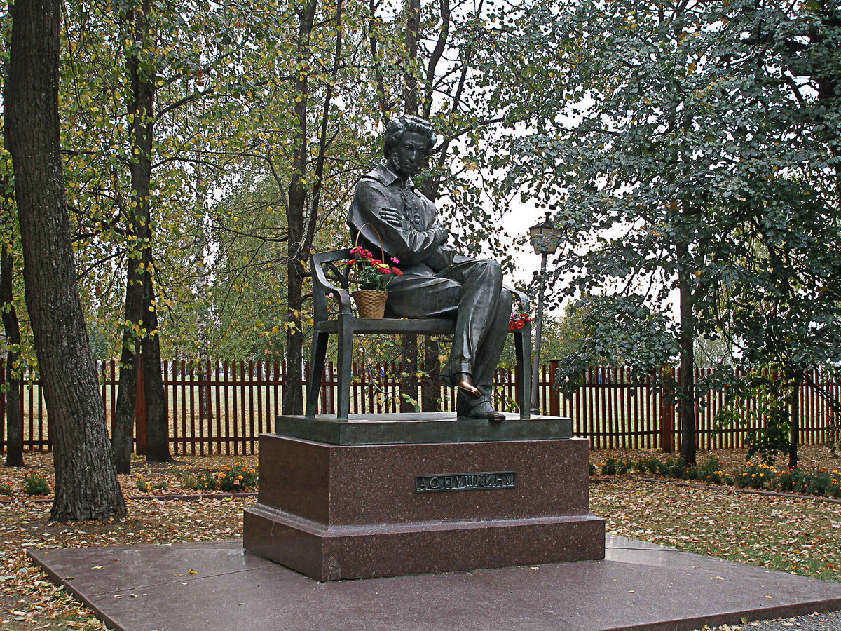 Памятник А С Пушкину в Болдино. Фото из интернета.
