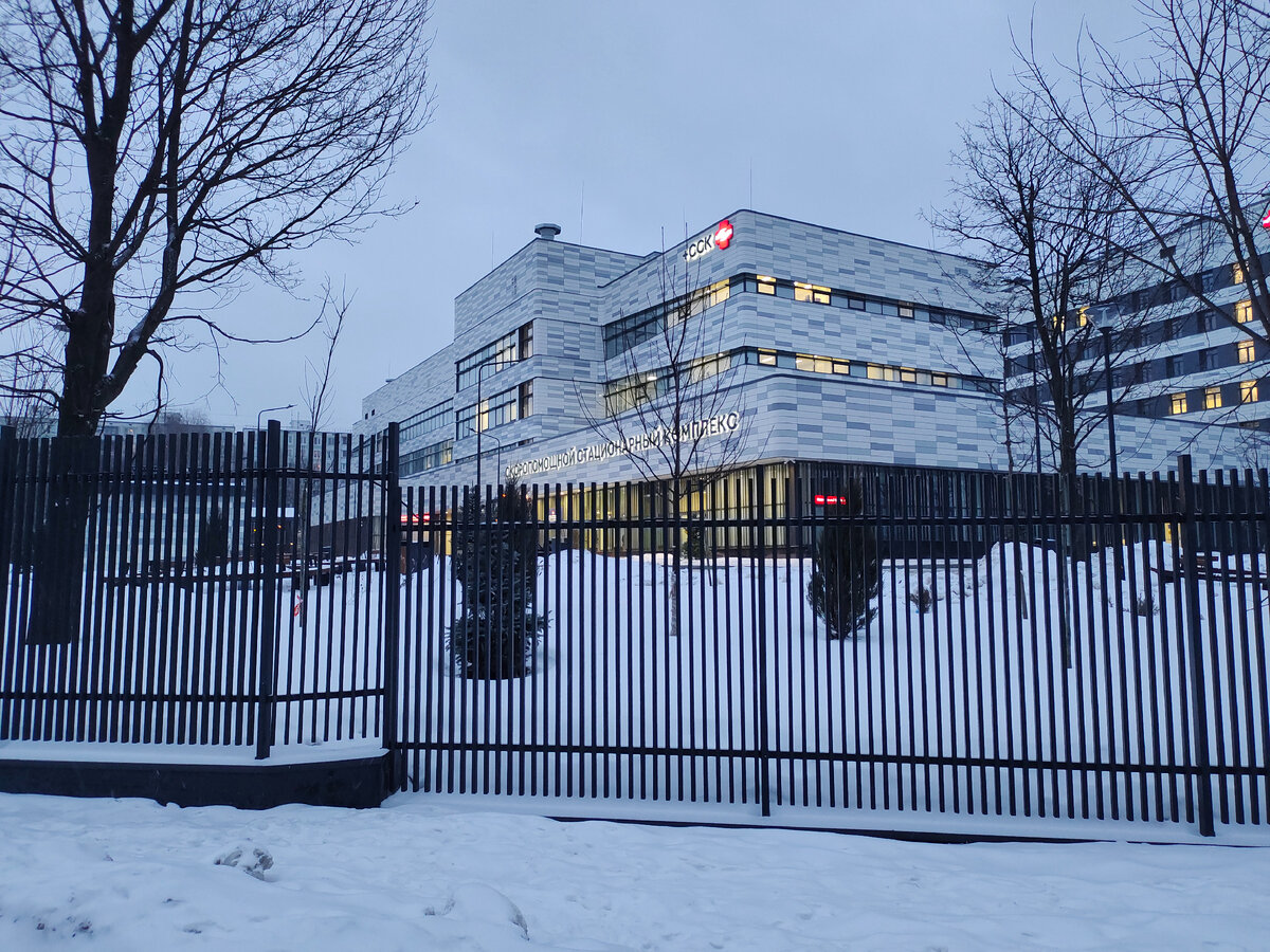 красивый забор местного скоропомощного комплекса