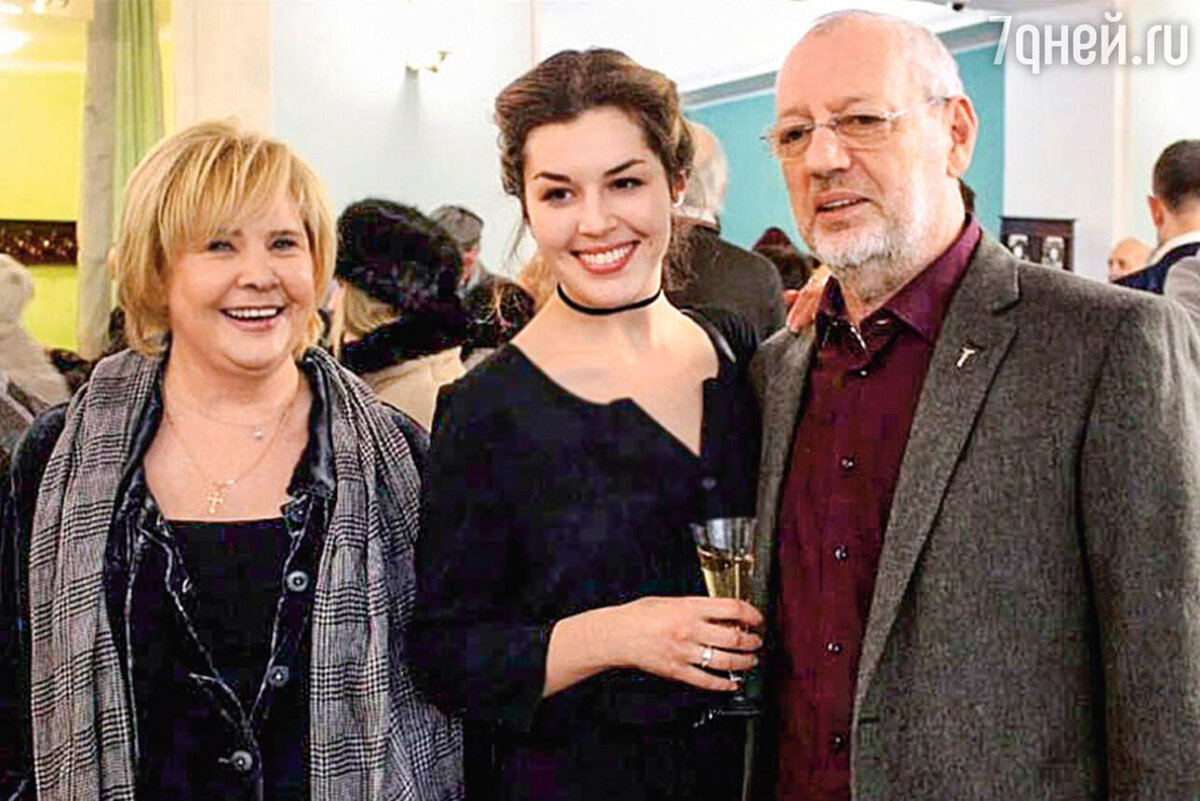    С родителями — Татьяной Догилевой и Михаилом Мишиным. 2021 г. из личного архива Екатерины Ланн