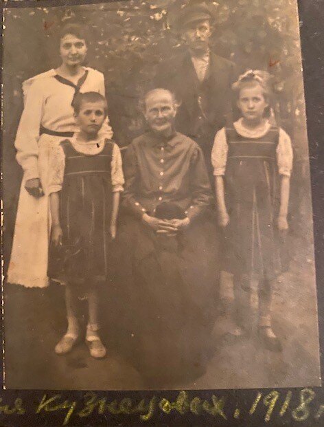 Арина в центре. Сусанна слева, по обе стороны Арины дочки Сусанны - ее внучки Люся (справа) и Вера. Мужчина, скорее всего, - брат Сусанны, Илья, о котором говорили, как о человеке очень доброго нрава.