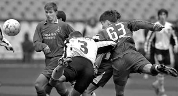 «Торпедо» - «Локомотив» (Москва) - 1:1. Железнодорожник Динияр Билялетдинов (№63) в борьбе с торпедовцем Мантасом Самусёвасом (№3) сравнивает счёт в матче. Слева в темном локомотивец Дмитрий Сычёв, справа на дальнем плане - торпедовец Виталий Волков.