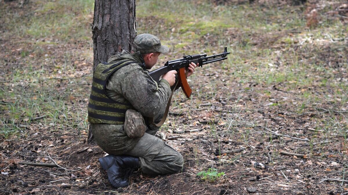    Боец 208-го казачьего полка Народной милиции ЛНР возле позиций в лесу на окраинах Красного Лимана в ДНР© РИА Новости / Виктор Антонюк