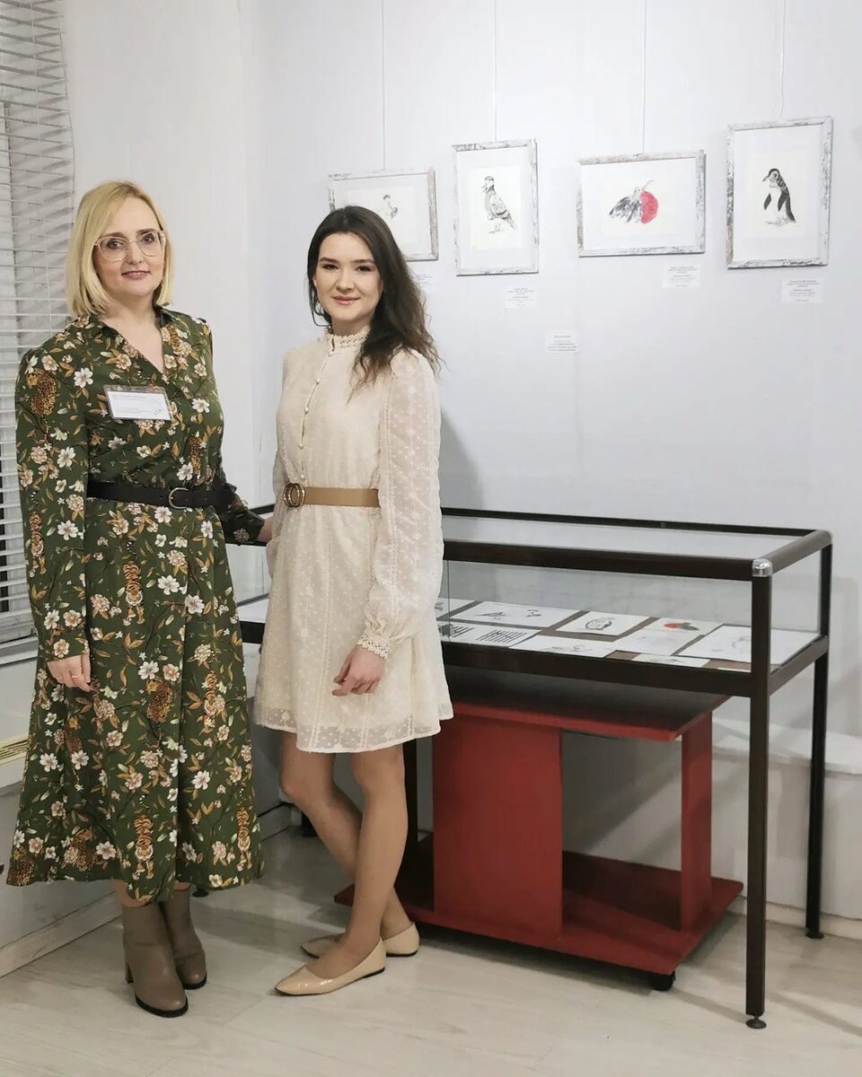 Художница Евгения Лядова (слева) и куратор Татьяна Егерева (справа) на открытии выставки современной живописи и графики "Новые линии" в Музее экслибриса и миниатюрной книги.