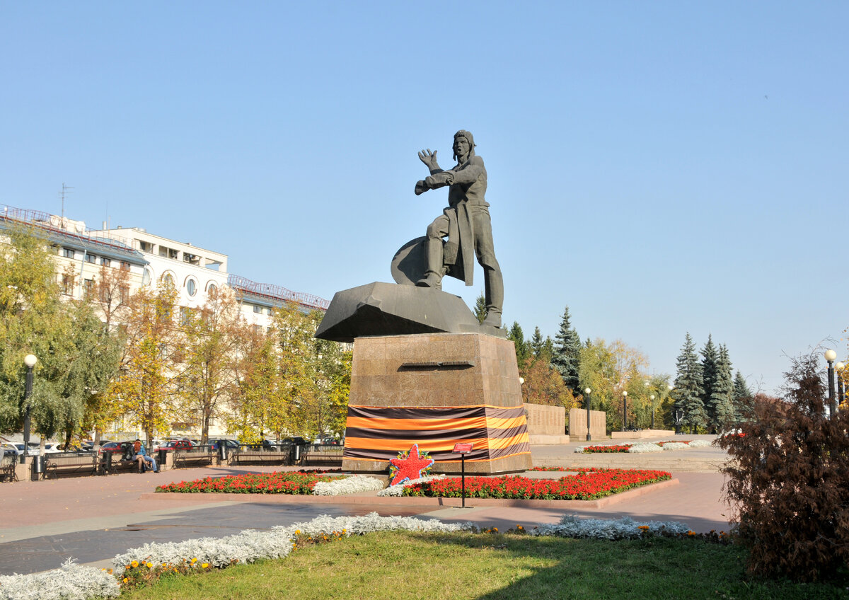 Памятник "Добровольцам-танкистам"