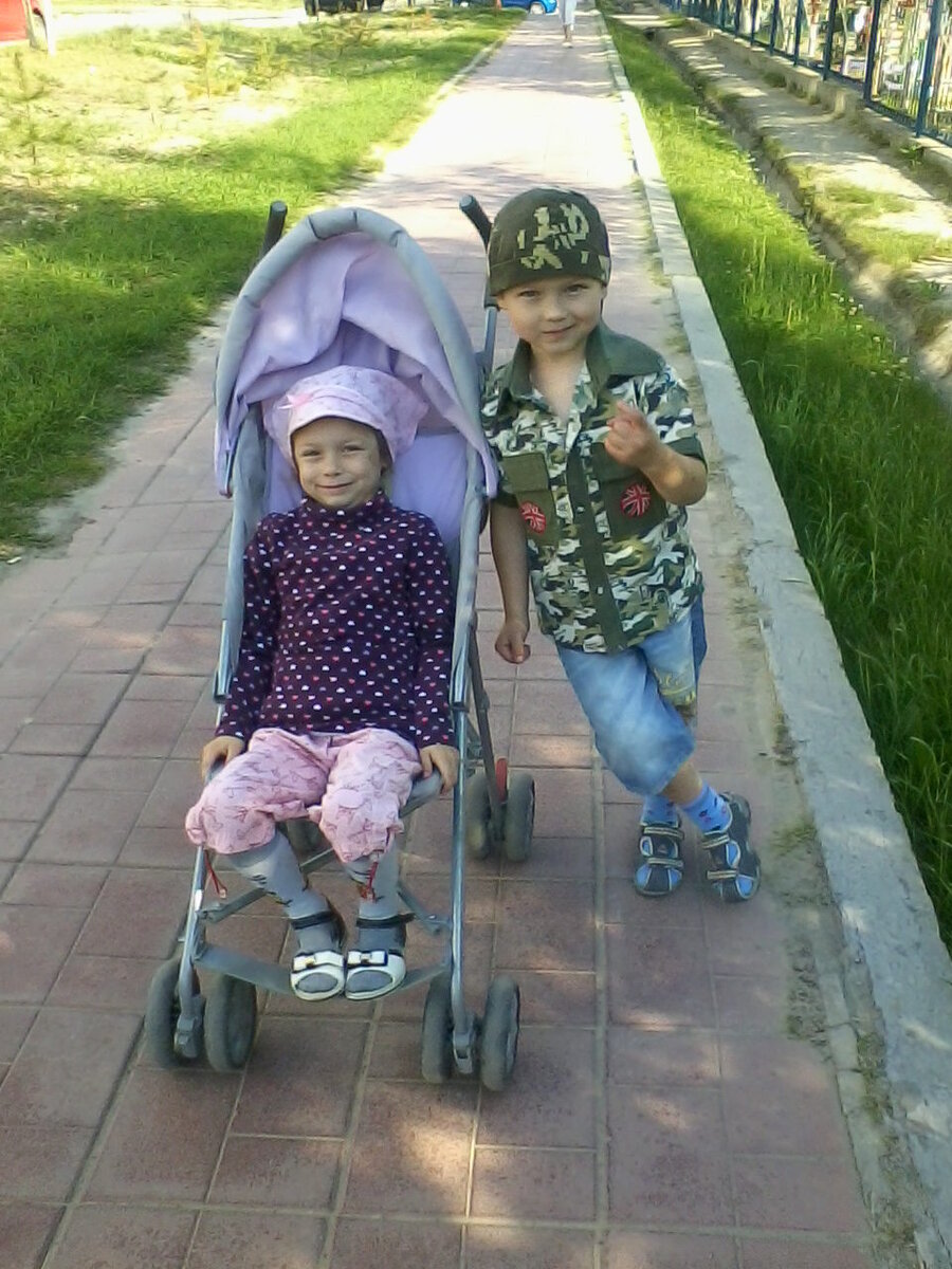 Екатерина и Ренат, двойняшки. 