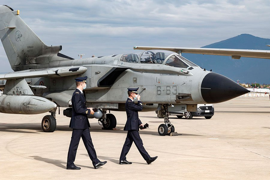 Panavia Tornado итальянских ВВС на военном аэродроме - Фото: GIUSEPPE LAMI/EPA/TASS