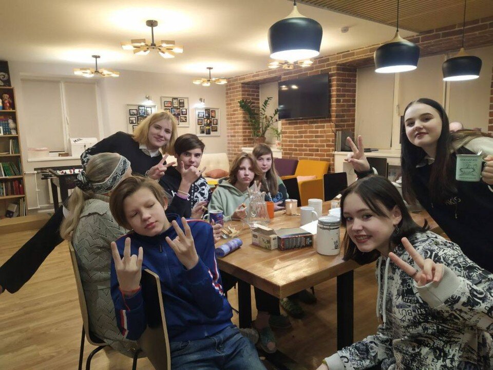    Многие подростки приходят в центр наставничества сразу после уроков. Там они могут попить чая с печеньем и провести время с пользой