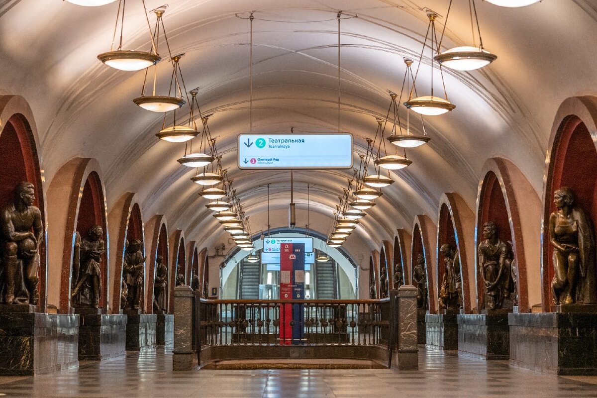 Станция метро площадь революции москва фото