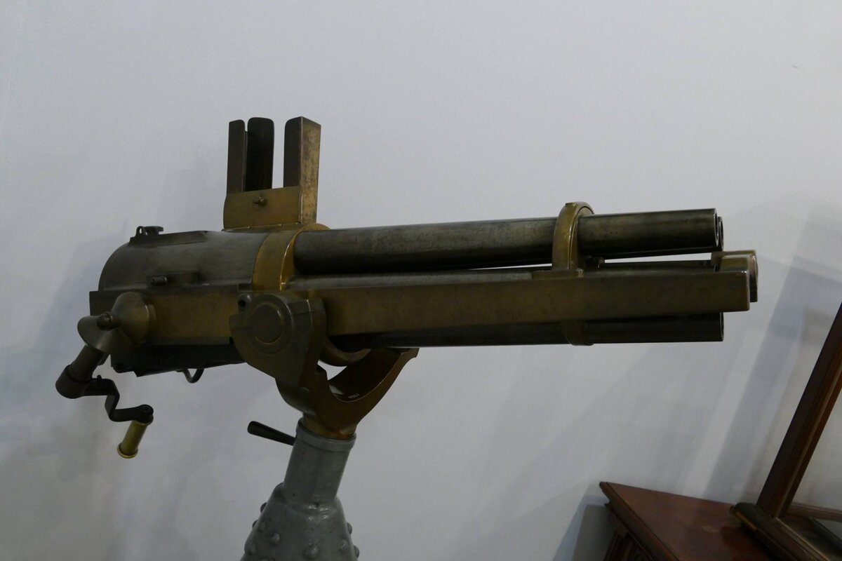 5-ствольная морская пушка Гочкиса калибра 37 мм, экспонат Центрального военно-морского музея, Санкт-Петербург. Выпускались они на Императорском Тульском оружейном заводе (пушка на фото выпущена в Туле, в 1889 году).