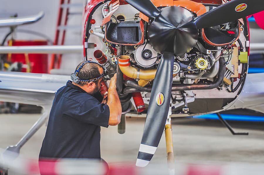 Plane mechanic. Обслуживание самолета. Техническое обслуживание воздушных судов. Авиационный механик. Ремонт самолета.