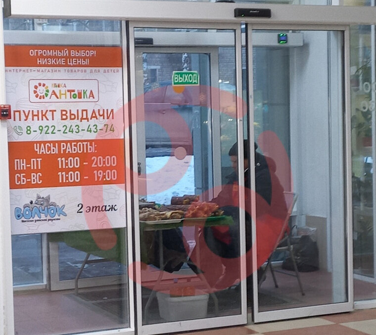    Мужчина выбрал выгодное место для торговли — мимо него не пройдет ни один посетитель