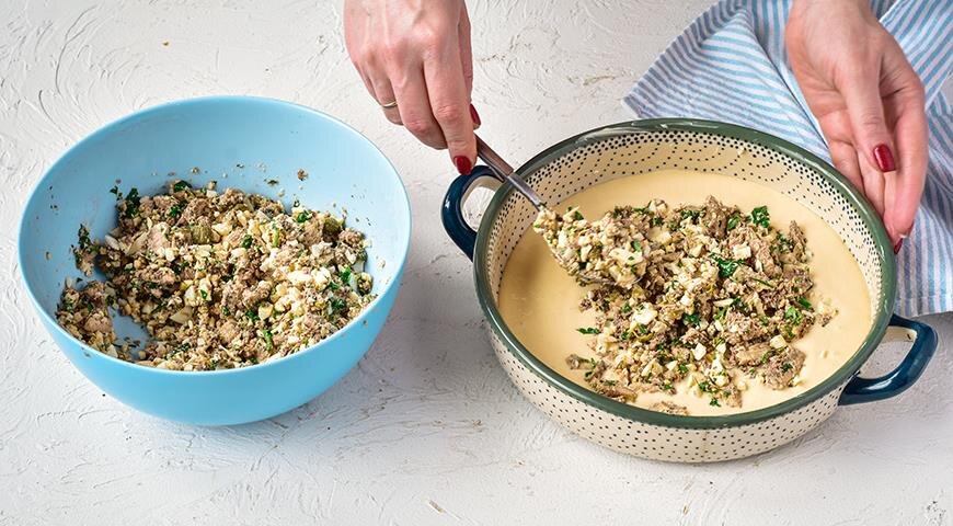 Заливные пироги с консервами делаются просто: в форму заливается часть теста, на него выкладывается начинка и сверху заливается вторая половина теста