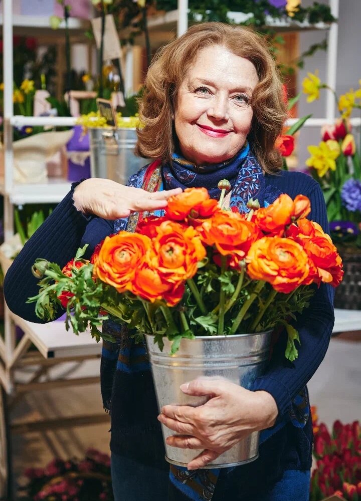     71-летняя Ирина Алферова посетила весеннюю выставку в Москве Фото: соцсети