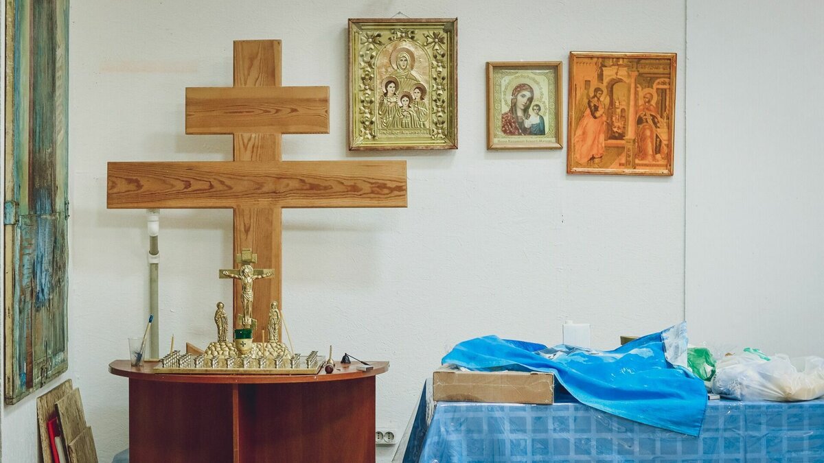     Настоятель своей собственной церкви давлением заставлял прихожан делать пожертвования.