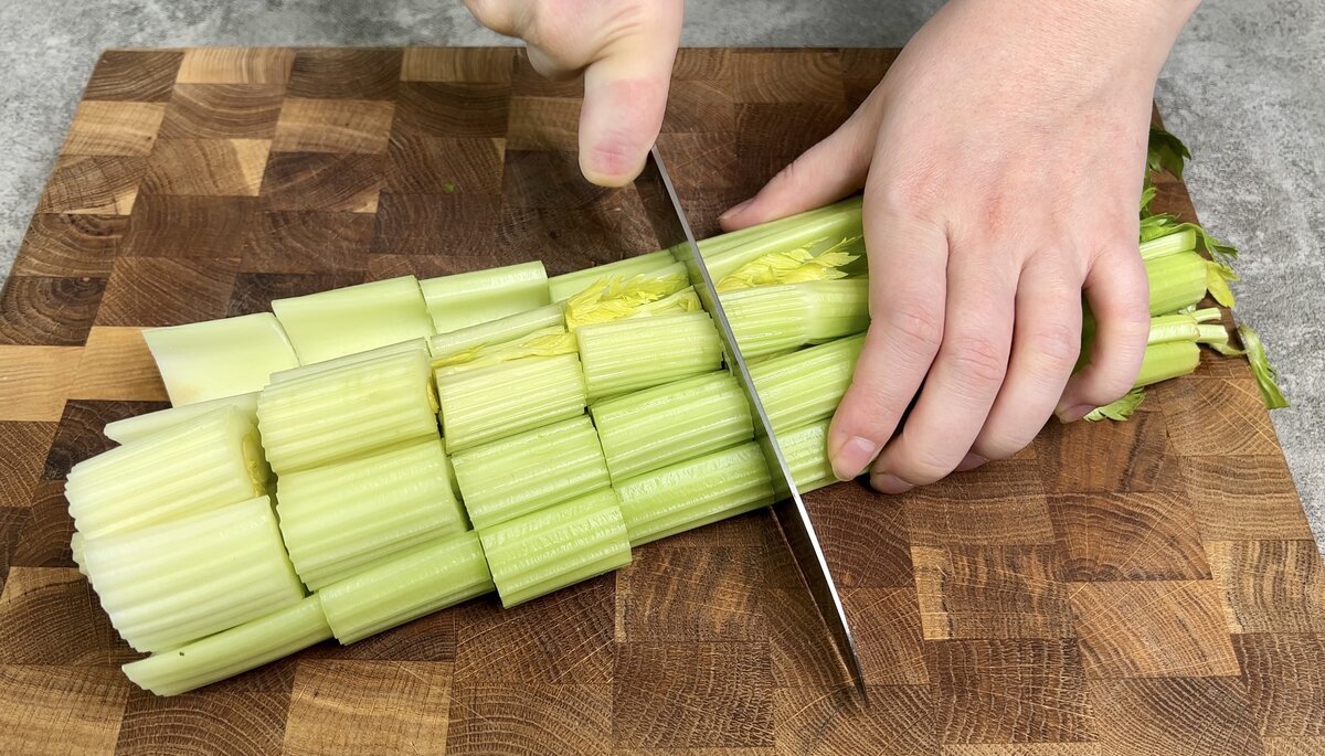 Показываю, как я мариную сельдерей: потрясающая закуска к мясу, гарнир или  просто салат (необычно, но очень вкусно) | Еда, я тебя омномном! | Дзен