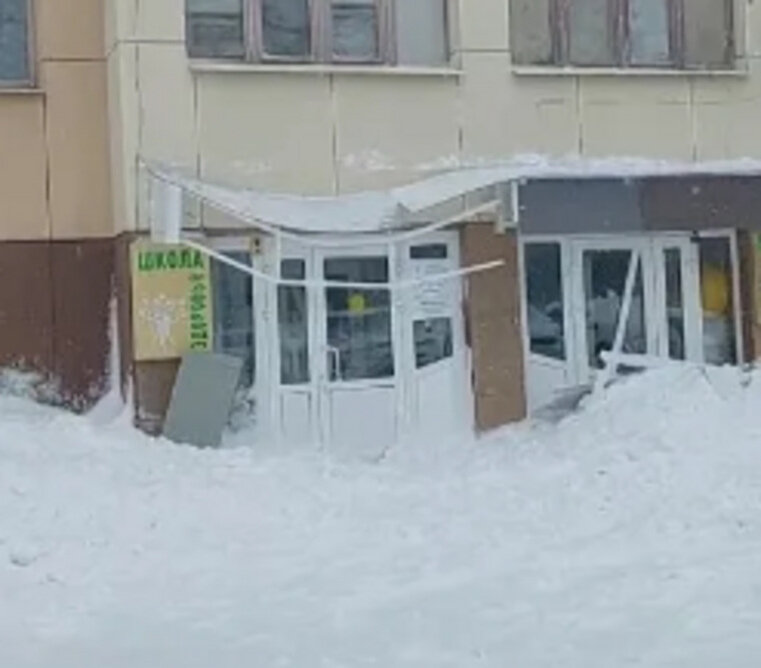    Вход в школу здоровья завалил снег с крыши