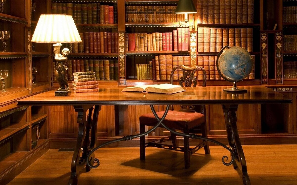 Кажется, Эразм Роттердамский сказал эту крылатую фразу - "Моя Родина там, где моя библиотека", которую сейчас вспомнила Эля.