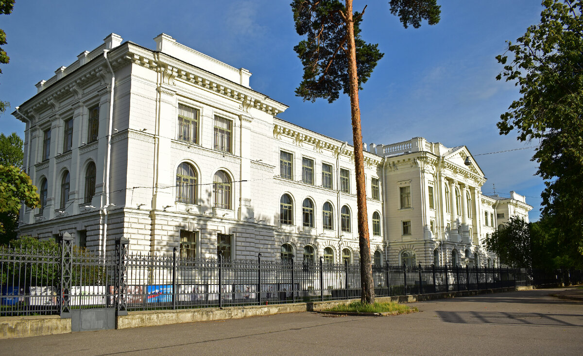 В России не так много университетов, построенных по западной традиции, в виде кампусов с просторной территорией, на которой расположены и все учебные корпуса, и общежития, и даже собственный парк - в