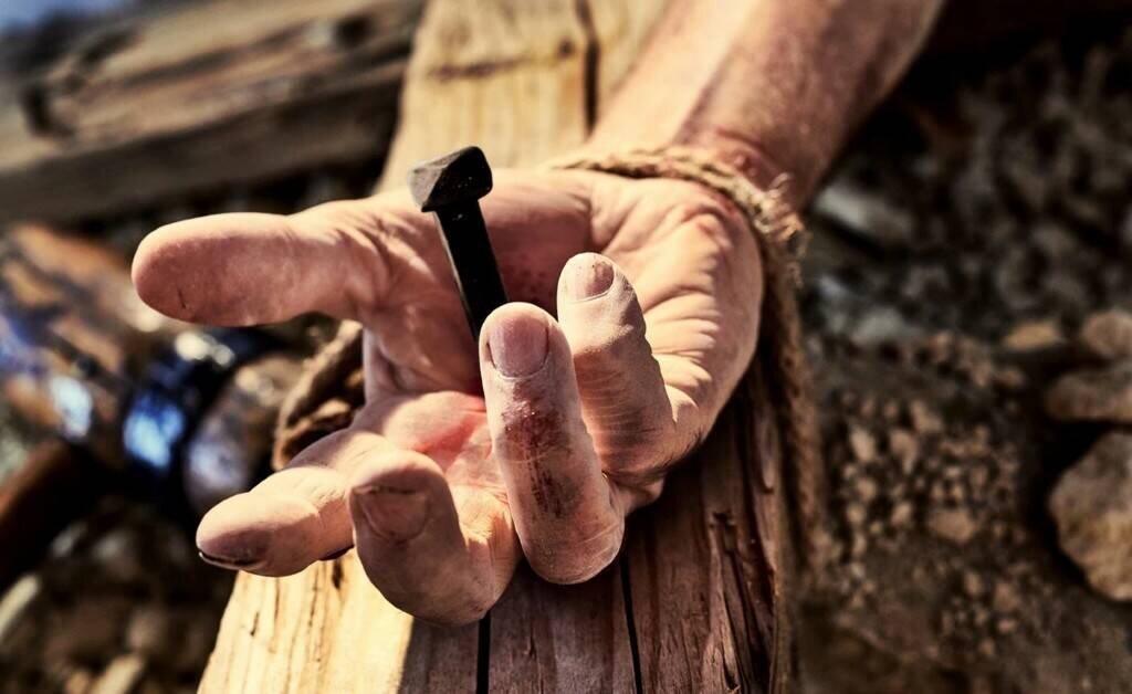 Договориться с сильным и жестоким врагом невозможно. Его надо только побеждать... 