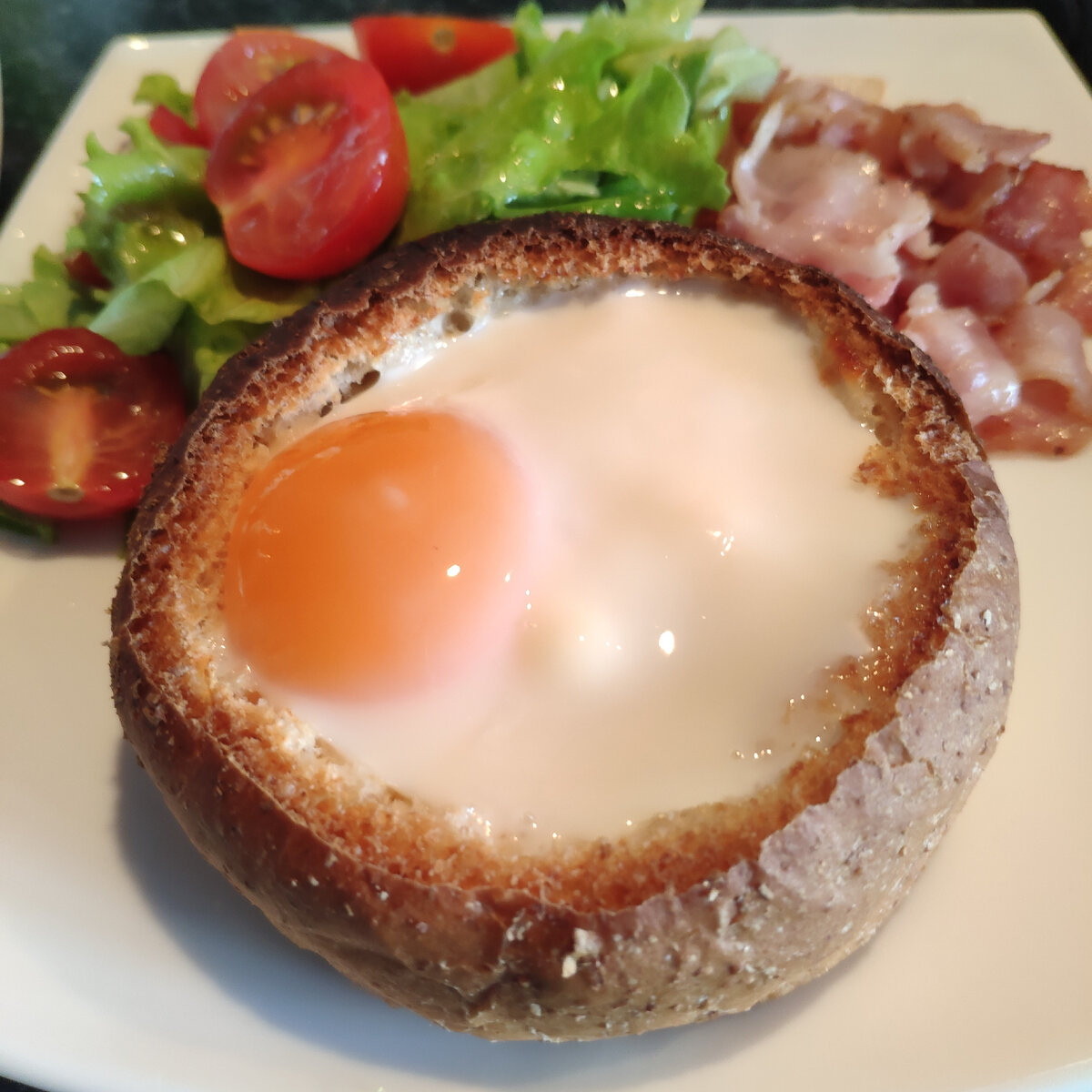 Фото автора. Булочка с сырной начинкой и яйцом 