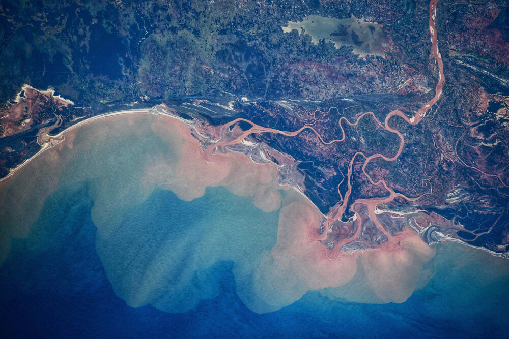 Беспощадная вырубка лесов привела к тому, что в реки Мадагаскара с дождями стекает глина, превращая их в потоки грязиФото: © Сергей Корсаков / Роскосмос