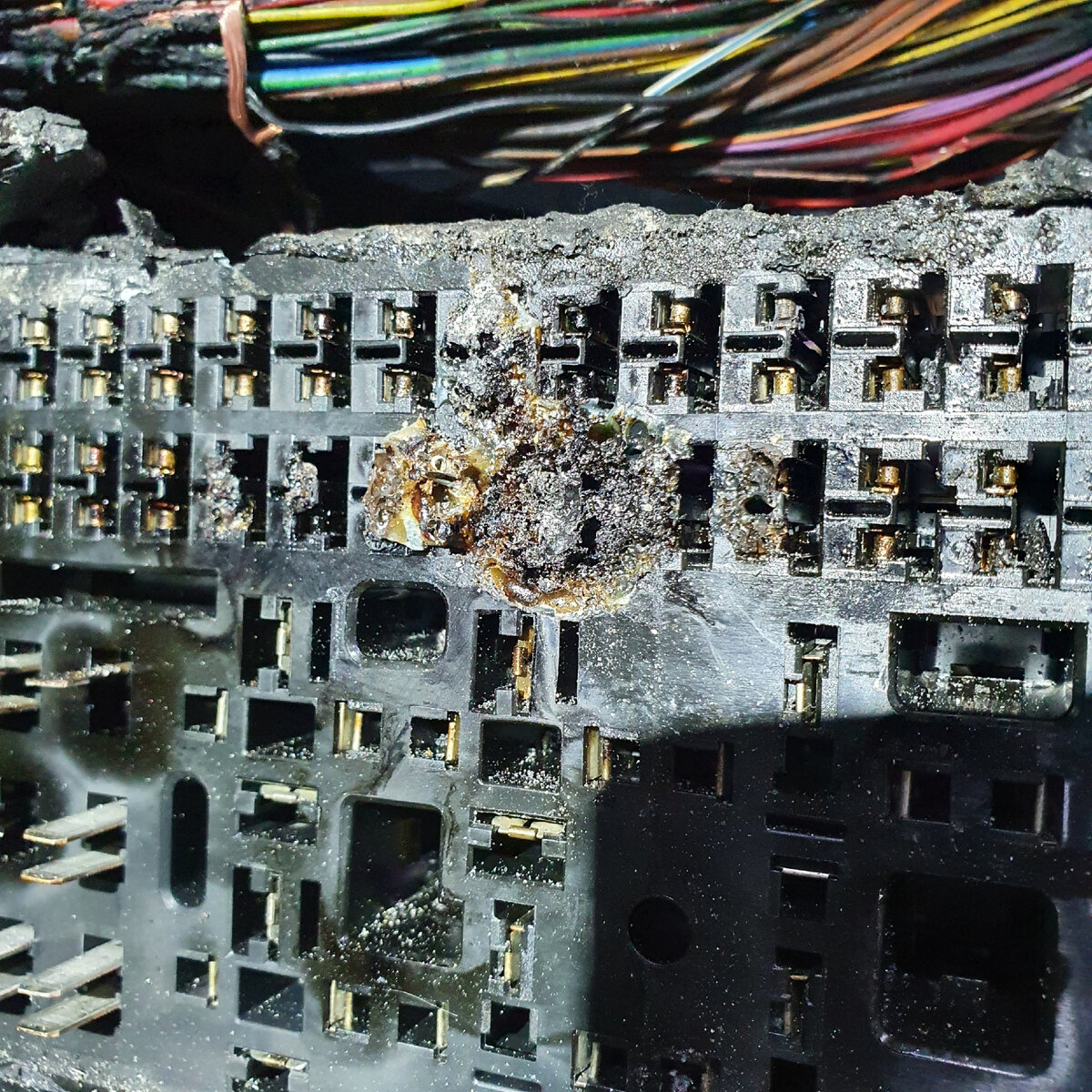 Так это выглядит под декоративными накладками.