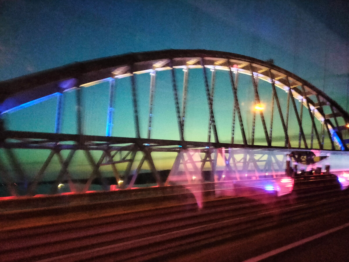 Фото просто для обложки к публикации. Не нашёл фото с поездом)