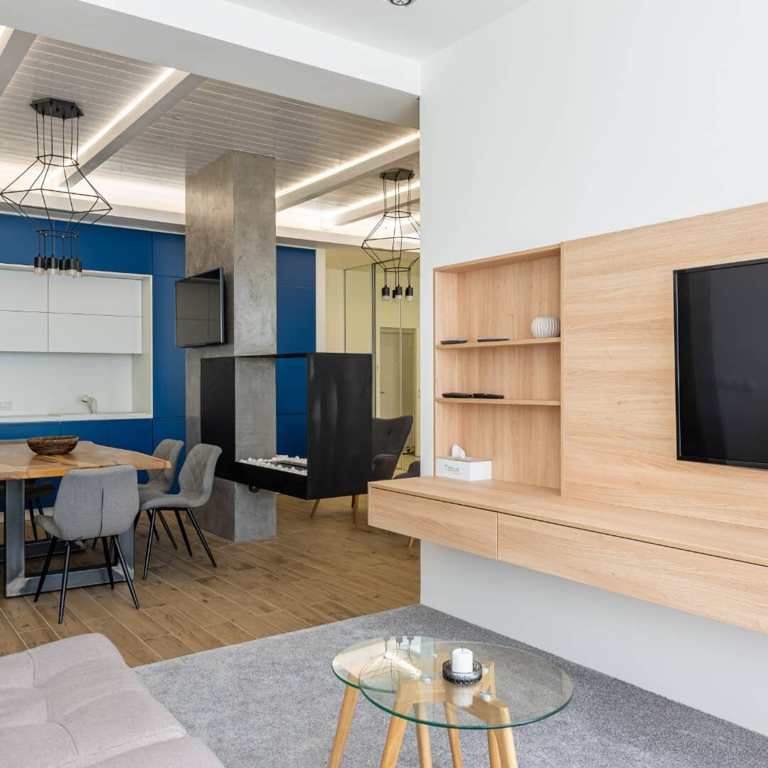 1. Синяя акцентная стена в интерьере 