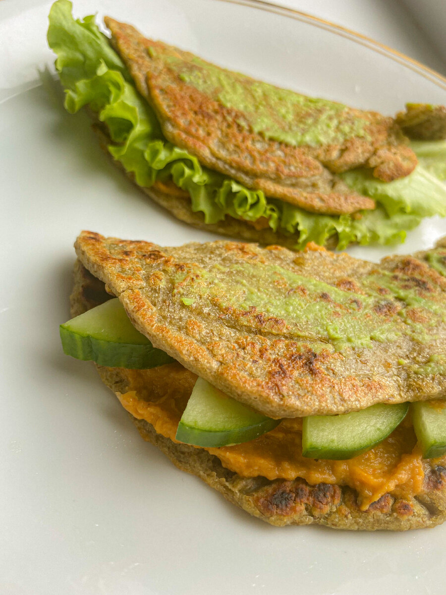 Сверху смазываю лепёшки небольшим количеством хрена с васаби. Фото автора 