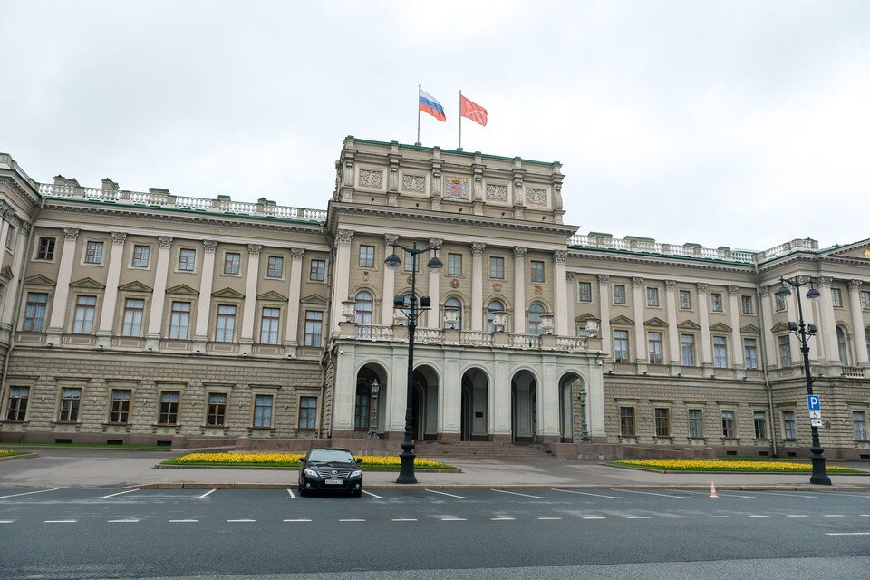     ЗакС Петербурга одобрил в первом чтении закон о поддержке отечественных экспортеров. Артем КИЛЬКИН