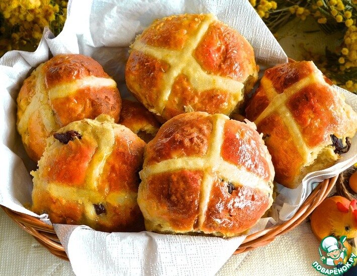 Hot cross buns. Крестовые булочки hot Cross buns. Английские крестовые булочки ХЛЕБОМОЛЫ. Английские пасхальные крестовые булочки. Булочки с крестом на Пасху в Англии.