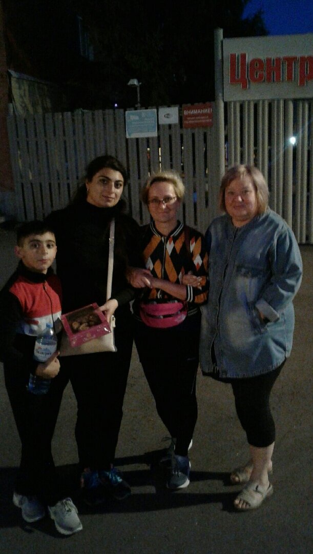 2.09.2022. Холодный вечер, горячие сердца. Отдали мальчишку в футбол. Прошлись-пробежались по стадиончику. Короче: встретились дружбаны! 
Слева-направо: Микаэль, его мама Сюзанна, ваша покорная, Ленок Шувалова.