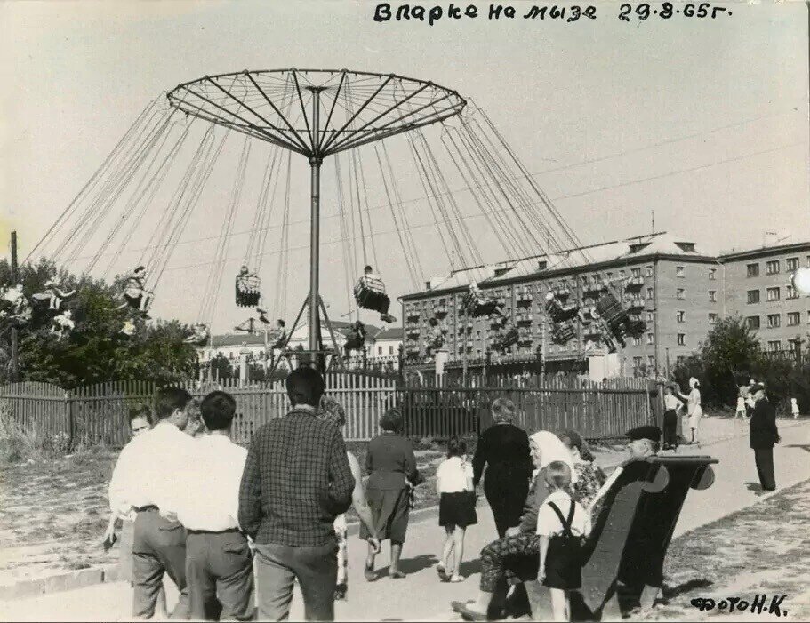 Карусель в парке им.Ленинского комсомола. Горький 1965 год.