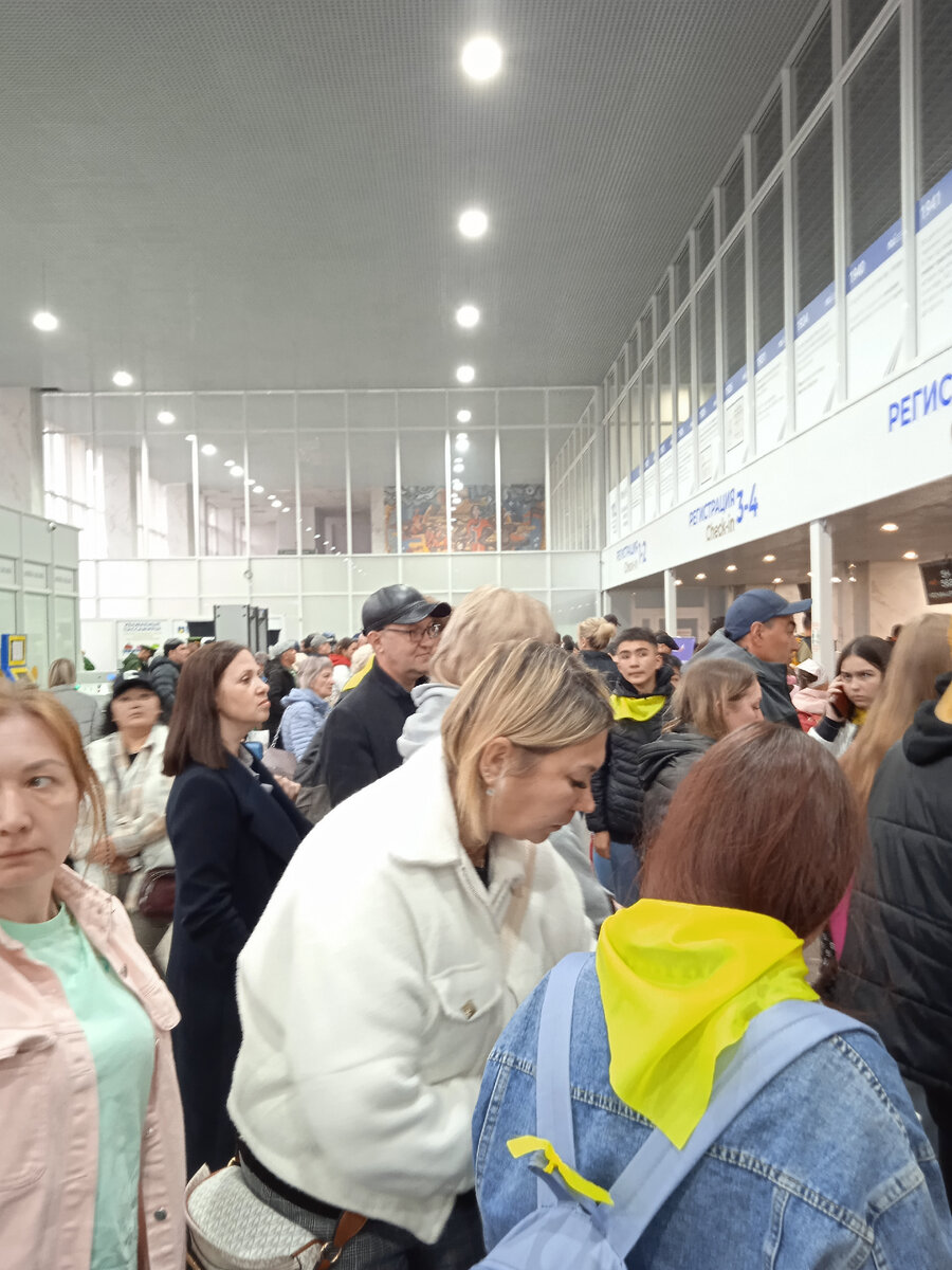 Чёрные тучи народу в аэропорту