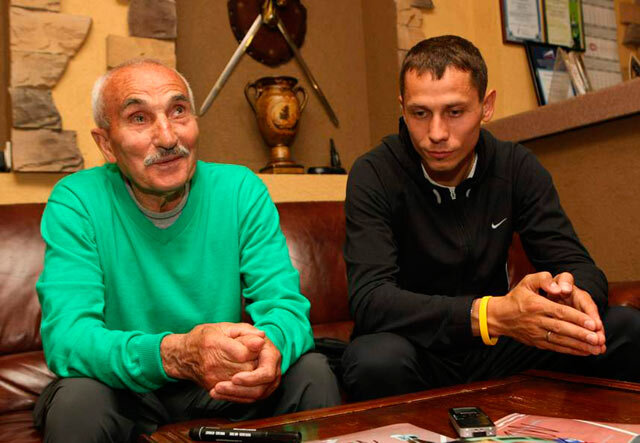     Юрий с тренером Вячеславом Евстратовым. Фото: stolica-s.su Дмитрий Кулаков