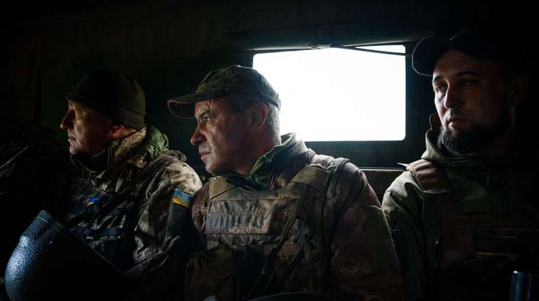 Фото сделано 30 апреля: украинские солдаты в грузовике на линии фронта в Бахмуте © Dimitar Dilkoff/AFP