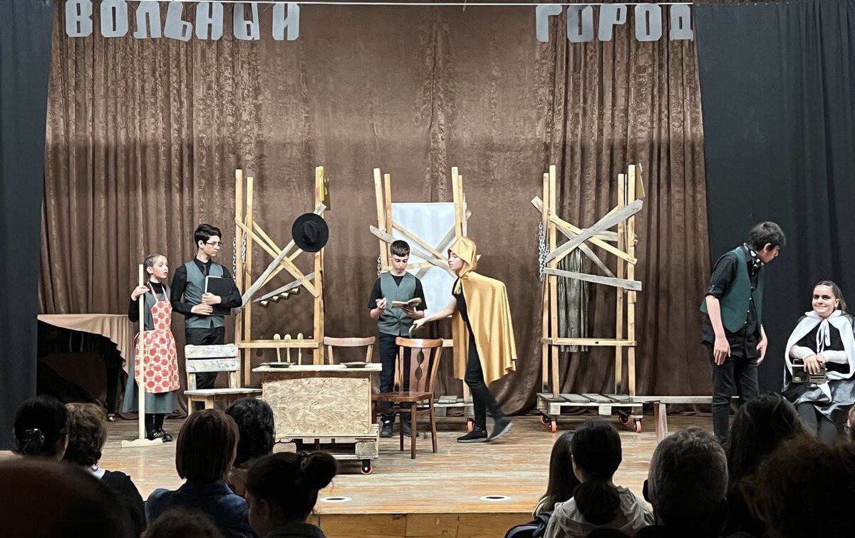 Детская студия Степанакертского русского драматического театра представила премьеру спектакля по пьесе Евгения Шварца «Дракон». Фоторяд