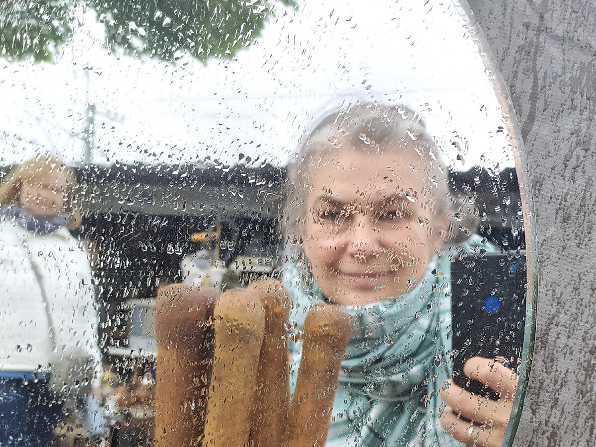 Автопортрет в зеркале дождя в компании с черенками лопат. Рынок на Удельной. 