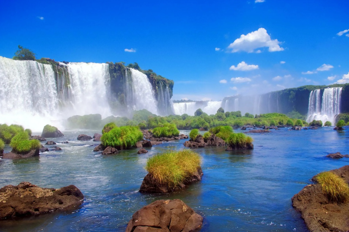 Среди природных. Водопад Игуасу в Южной Америке. Iguazú Falls, Brazil. Аргентина водопады Игуасу три мушкетера. Водопады Игуасу, между Бразилией и Аргентиной.