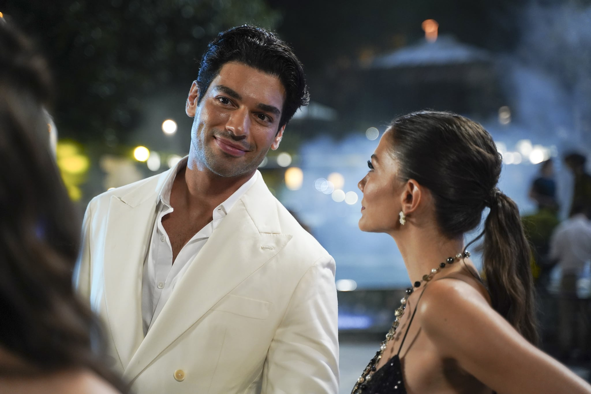 Шюкрю Озйылдыз и Демет Оздемир в кинокомедии "Тактика любви"