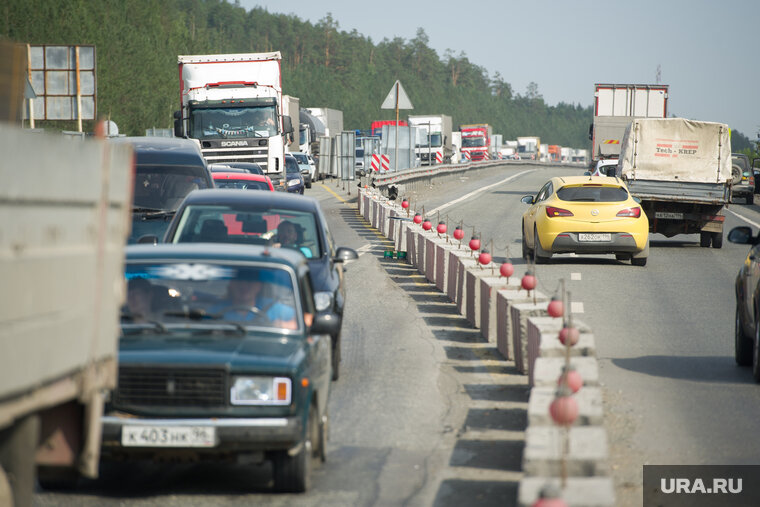    Отдыхающие, возвращающиеся с озер, встали в пробку